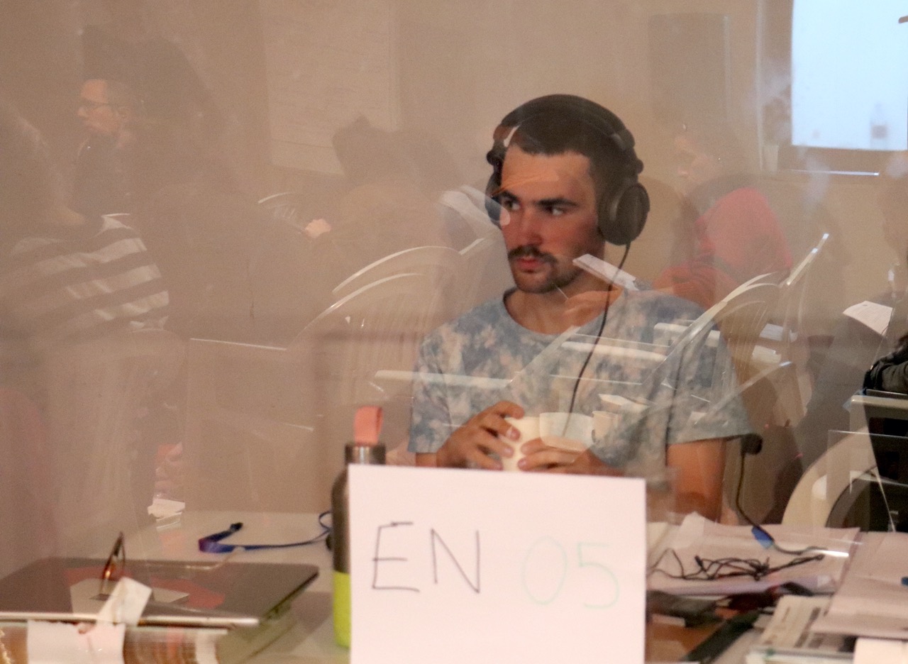 Luc interprète pour un groupe de personnes