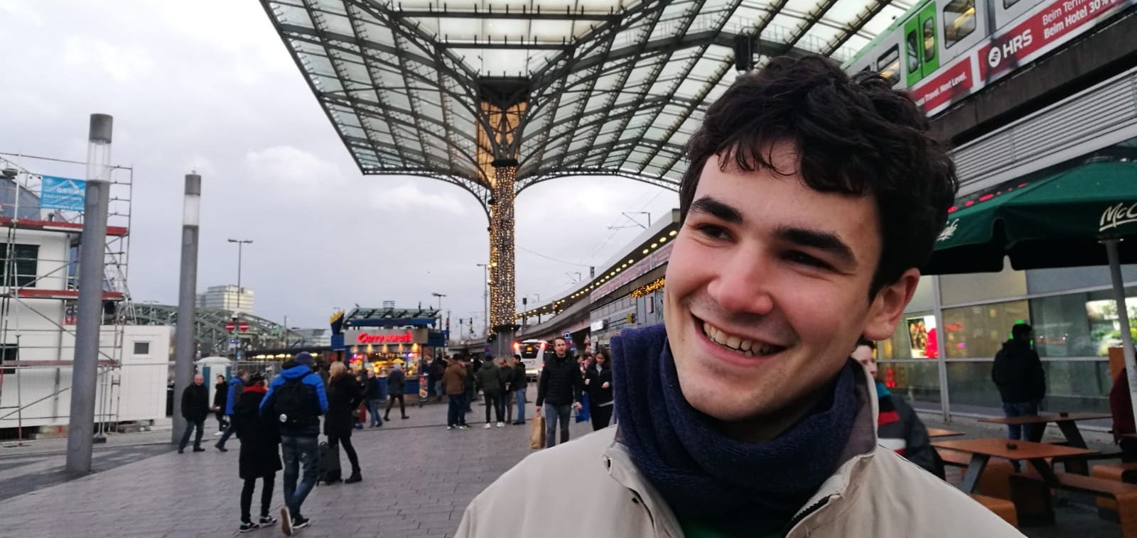 Un portrait de Luc souriant calmement.